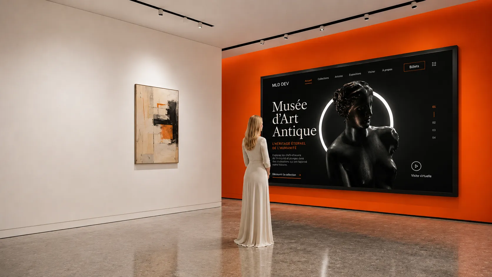 Une visiteuse observe un site web créé par MLD DEV, présenté comme une œuvre encadrée dans un musée